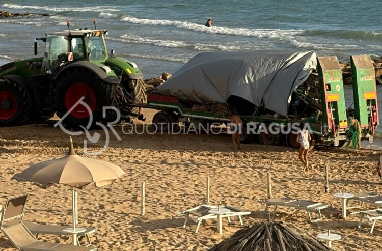 Scicli, rimosso il peschereccio incagliato in un frangiflutto a Bruca