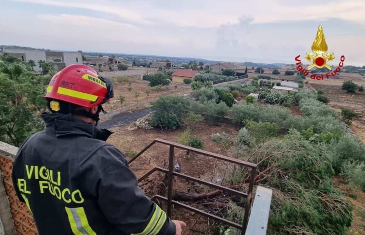 Maltempo Sicilia, tromba d'aria a Modica: paura per albero caduto su serbatoio di Gpl