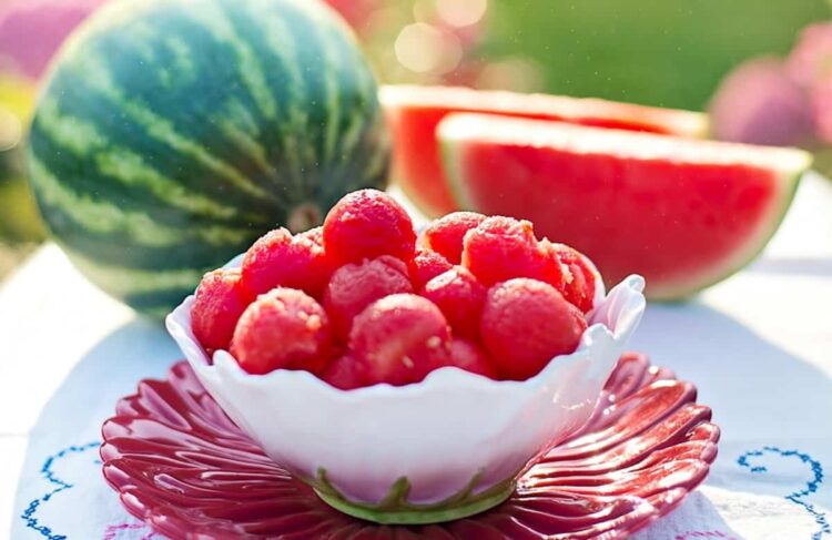 Dieta, l'abbronzatura perfetta comincia dalla tavola: i segreti per un colorito sano e duraturo