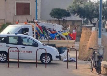 Donnalucata, sequestrati ombrelloni e sdraio lasciati in spiaggia come segnaposto