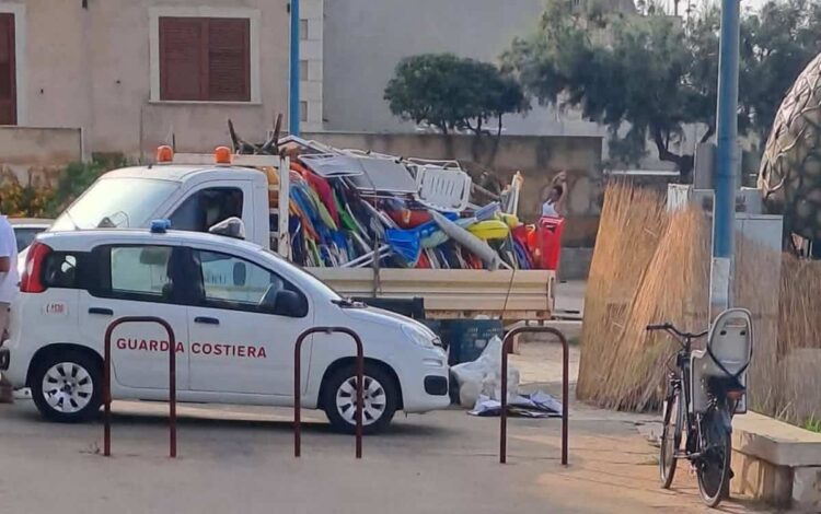 Donnalucata, sequestrati ombrelloni e sdraio lasciati in spiaggia come segnaposto