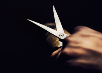 Chiaramonte Gulfi, ferisce con una forbice alle parti intime il compagno mentre dorme