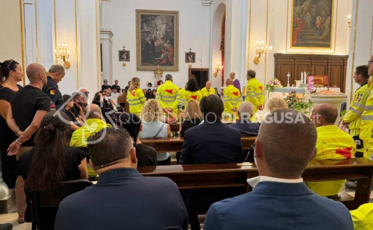 Silenzio e dolore a Modica per l'ultimo saluto a Roberta Occhipinti
