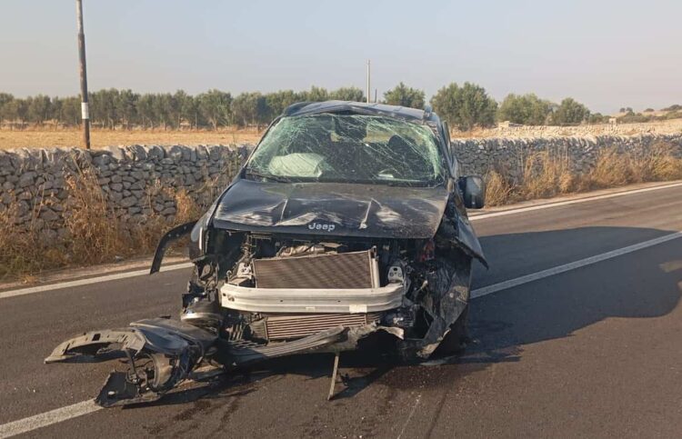 Incidente all'alba di Ferragosto a Ragusa: auto contro muro a secco sulla SP 14