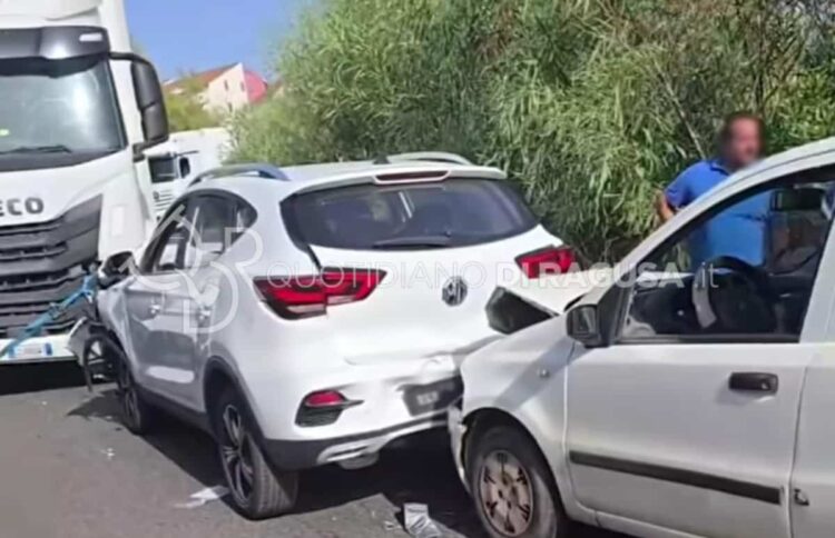 Incidente Modica, scontro tra Tir e auto: 8 feriti