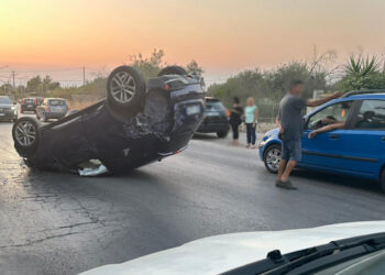 Incidente Vittoria, auto si ribalta in contrada Boscorotondo