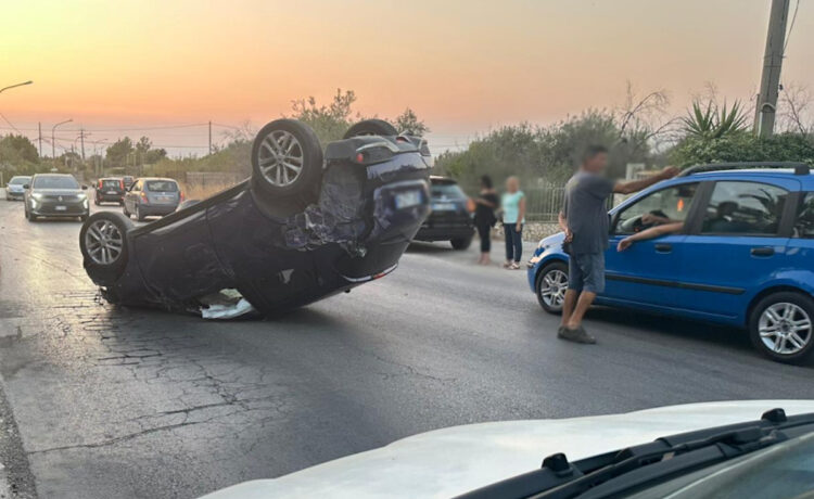 Incidente Vittoria, auto si ribalta in contrada Boscorotondo