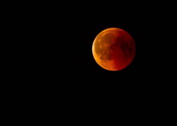 Eclissi totale di Luna: come e quando vedere la Luna di sangue