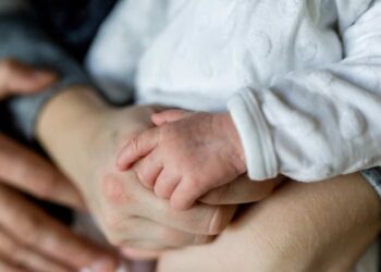 Congedo di paternità obbligatorio anche per la “seconda” madre: ecco cosa fare