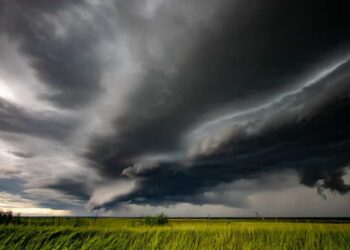 Ex uragano Erin sull'Italia: attesi nubifragi al Nord e caldo record al Sud