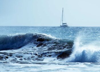 Maltempo Cava D'Aliga, barca a vela si capovolge in mare