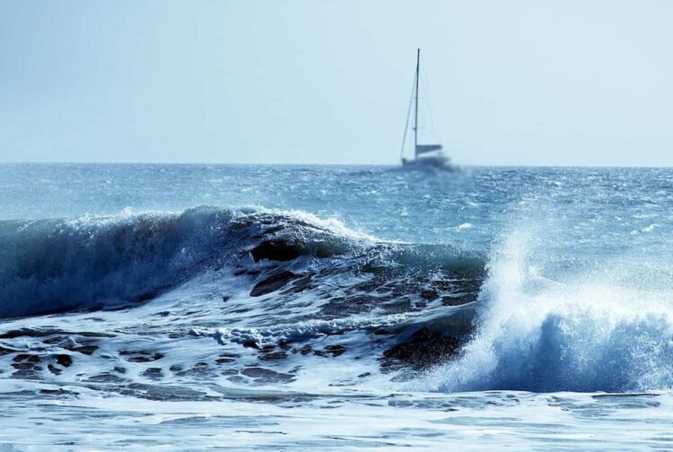 Maltempo Cava D'Aliga, barca a vela si capovolge in mare