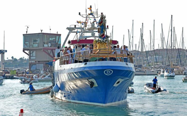 Santa Maria di Portosalvo a Marina di Ragusa, la processione e l'imbarco a mare
