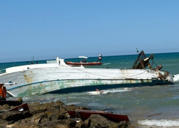 Peschereccio incagliato a Bruca, divieto di balneazione per 300 metri dal relitto