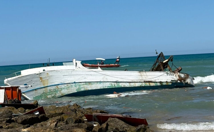 Peschereccio incagliato a Bruca, divieto di balneazione per 300 metri dal relitto