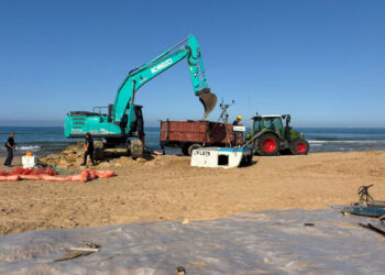 Peschereccio incagliato a Bruca, oggi rimossi i serbatoi del carburante
