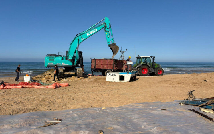Peschereccio incagliato a Bruca, oggi rimossi i serbatoi del carburante