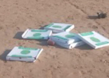 Una pizza molto cara a Donnalucata, mangiano in spiaggia e lasciano i cartoni sull'arenile: scatta la sanzione