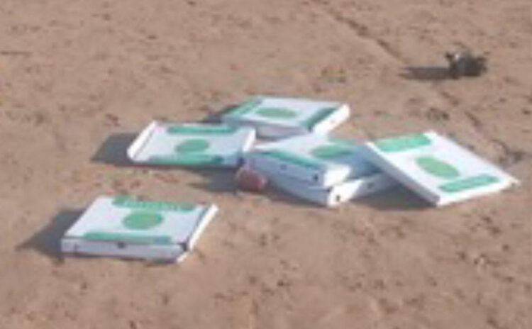 Una pizza molto cara a Donnalucata, mangiano in spiaggia e lasciano i cartoni sull'arenile: scatta la sanzione