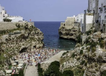 Tragedia a Polignano, si tuffa in mare da uno scoglio: morto 23enne di Catania