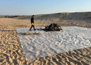 Peschereccio incagliato a Bruca, rimossi motore e chiglia: resta divieto di balneazione