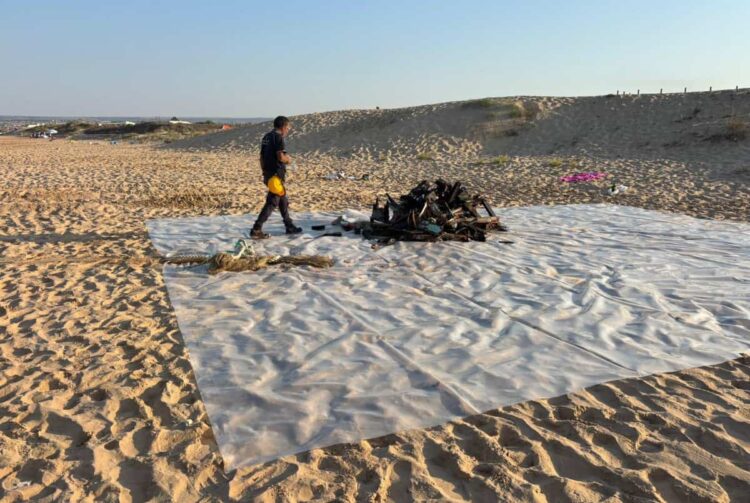 Peschereccio incagliato a Bruca, rimossi motore e chiglia: resta divieto di balneazione