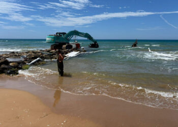 Peschereccio incagliato a Bruca, rimozione a tappe