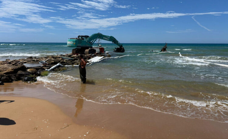 Peschereccio incagliato a Bruca, rimozione a tappe