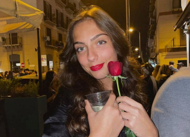 Morta in piscina a 20 anni: nessuno si è accorto che Simona era in acqua morta