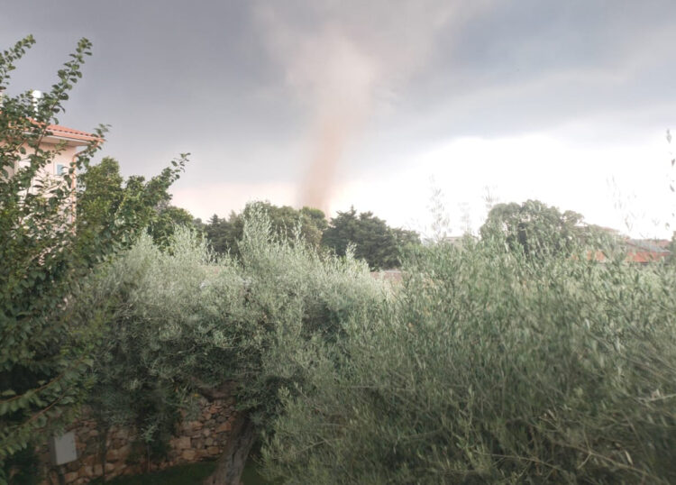 Tromba d'aria oggi a Modica: paura tra i residenti