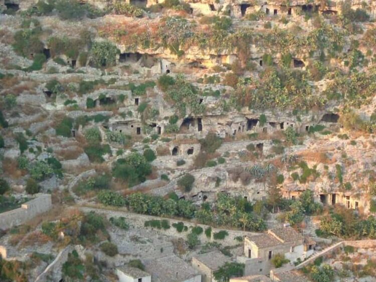 Scicli, verso appalto recupero grotte Chiafura