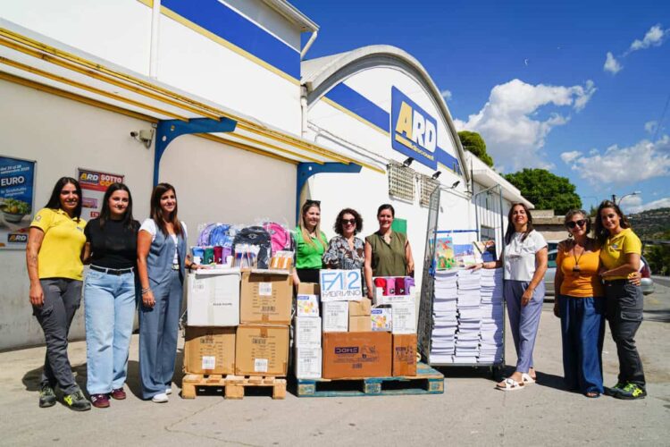 Scicli, maxi donazione di materiale scolastico
