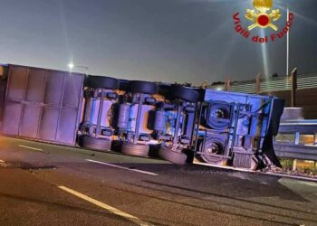 Tir si ribalta sull'autostrada Modica Siracusa