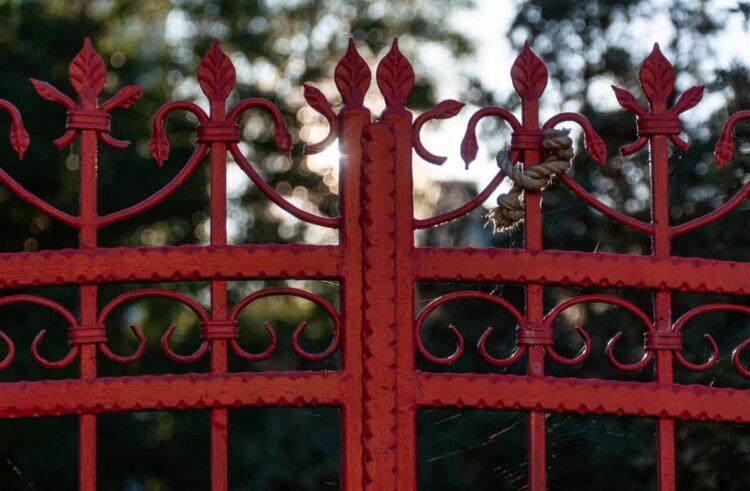 Madre e figlia folgorate da una scossa mentre aprono cancello