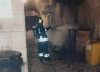 Incendio a Modica, a fuoco le coperture in legno dei cassonetti