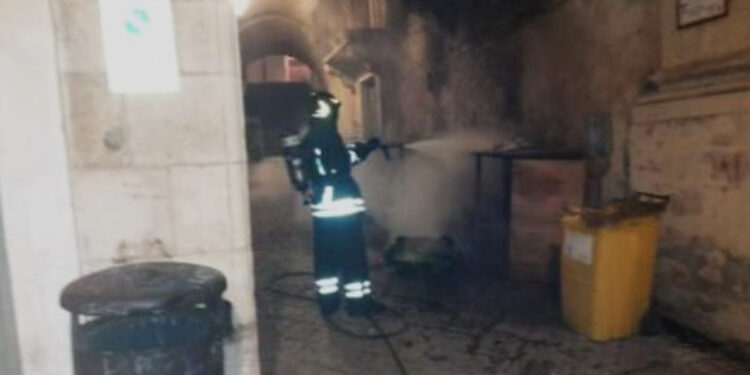 Incendio a Modica, a fuoco le coperture in legno dei cassonetti