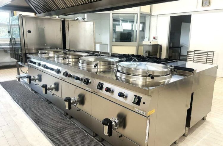 Comiso, il servizio di refezione scolastica parte in anticipo: si accendono i fornelli delle cucine