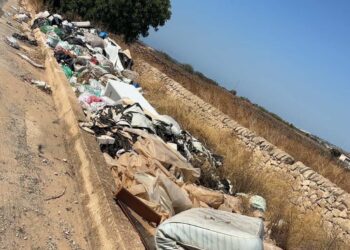 Scicli, sorpreso a buttare rifiuti: sequestro del veicolo e sospensione della patente