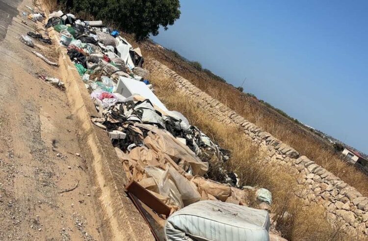 Scicli, sorpreso a buttare rifiuti: sequestro del veicolo e sospensione della patente