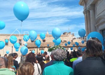 Silenzio, lacrime e palloncini azzurri a Comiso per il funerale del piccolo Raffaele Sallemi