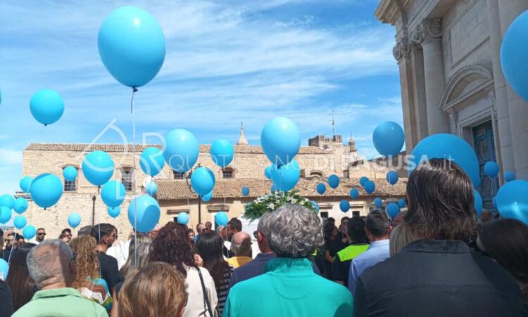 Silenzio, lacrime e palloncini azzurri a Comiso per il funerale del piccolo Raffaele Sallemi