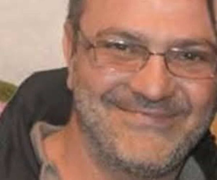 Incidente, fuoristrada sfonda muretto e si schianta su una casa: muore Giuseppe Carpita di 53 anni
