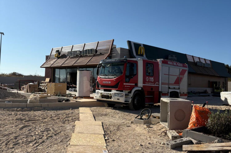 Incendio nel nuovo McDonald's di Ragusa, danni alla struttura