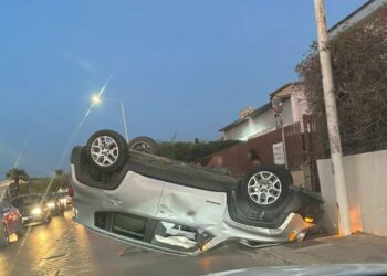 Incidente oggi a Vittoria: auto si ribalta