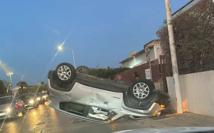 Incidente oggi a Vittoria: auto si ribalta