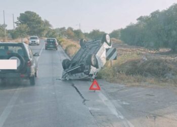 Incidente autonomo sulla Modica Scicli: auto si ribalta