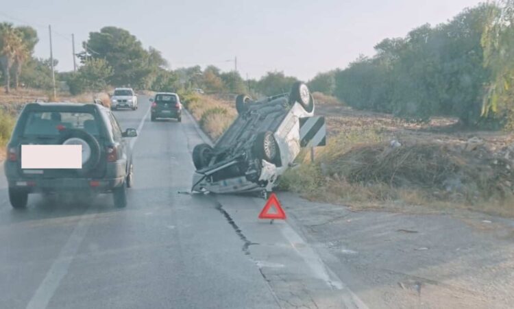 Incidente autonomo sulla Modica Scicli: auto si ribalta