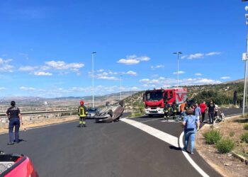 Incidente sulla Comiso Ragusa: scontro tra due auto, una si ribalta