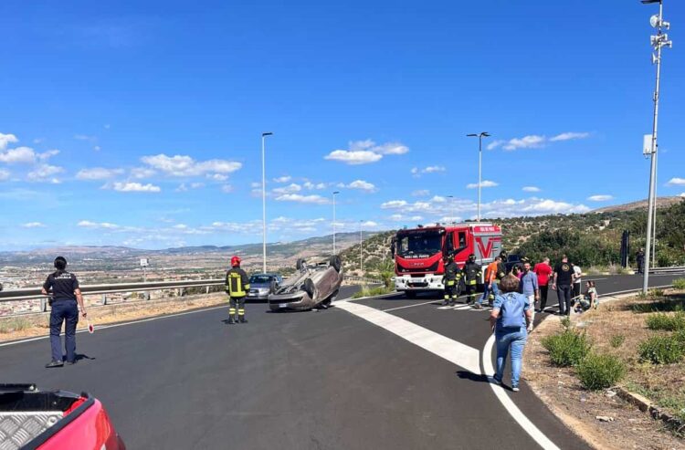 Incidente sulla Comiso Ragusa: scontro tra due auto, una si ribalta