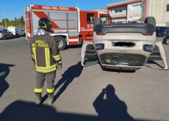 Incidente Ragusa, auto si ribalta alla zona artigianale: 2 feriti